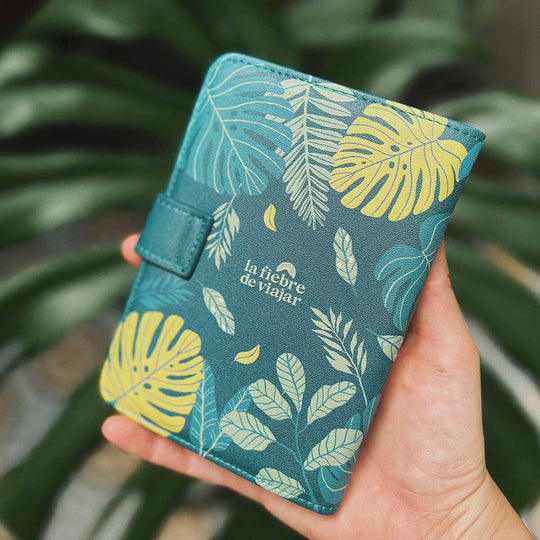 Porta pasaporte Abrazo del Bosque La Fiebre de Viajar