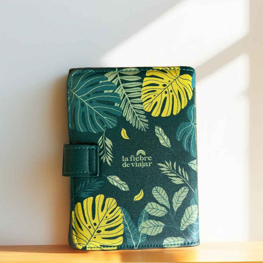 Porta pasaporte Abrazo del Bosque La Fiebre de Viajar