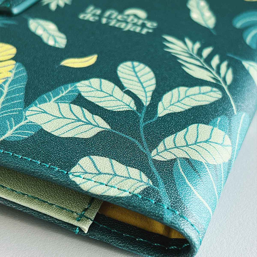 Porta pasaporte Abrazo del Bosque La Fiebre de Viajar